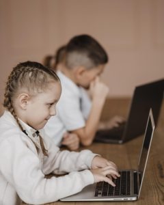 Hände formen ein Herz